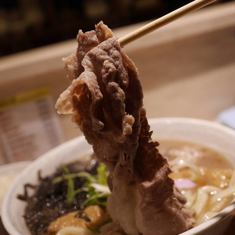 黒ばら海苔のたっぷり肉きつねうどん(ひだりうま )