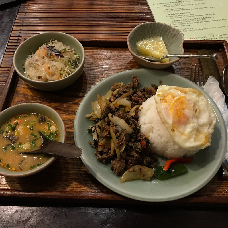 鶏挽き肉とバジル炒めごはん目玉焼き添え(セラドン)