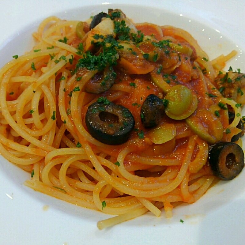 ホタテとオリーブのトマトソースパスタ(Trattoria Kururi)