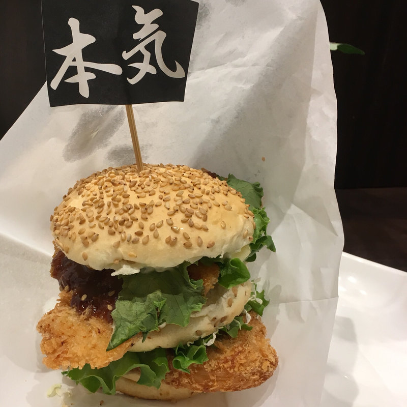 アメリカにありそうなチキンカツバーガー(ベーカー バイツェン)