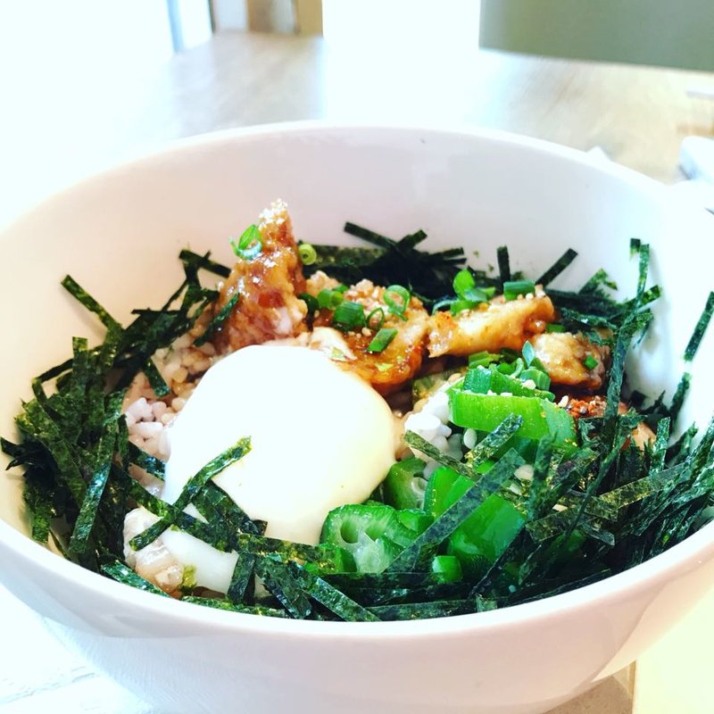 鶏つくねの半熟たまご丼(カフェ ソラーレ 梅田ロフト店)