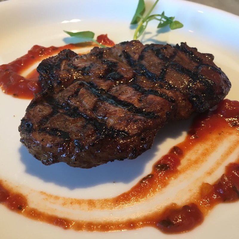 三河ポーク肩ロース250Gのグリル 八丁味噌風味 マリナラソース(Johnnie's Brasserie)