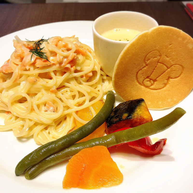 マオマオミルクソースのサーモンクリームパスタ(くまのがっこうダイニングカフェ)