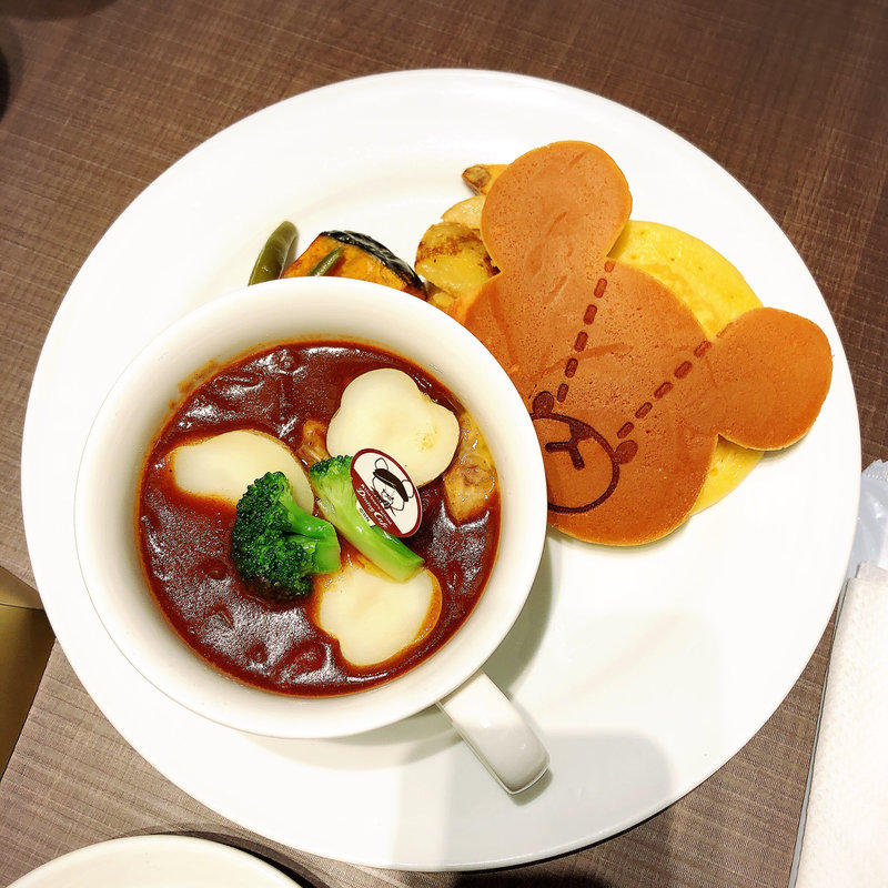 ジャッキーのパンケーキあったかビーフシチュー(くまのがっこうダイニングカフェ)