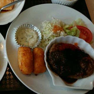 ハンバーグステーキ・カニクリームコロッケ盛り合わせ(レストラン モン)