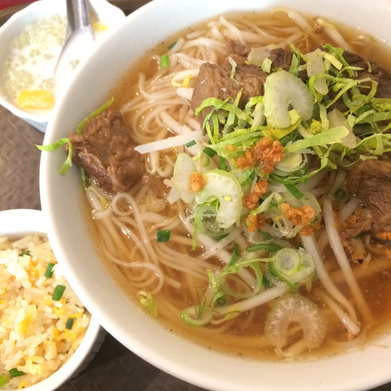クウェティオヌア 牛肉のラーメン(バンセーン アロイチンチン 新橋店 )