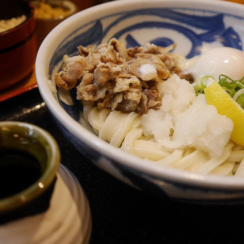 肉玉ぶっかけうどん(うどん四國 なんばウォーク西店)