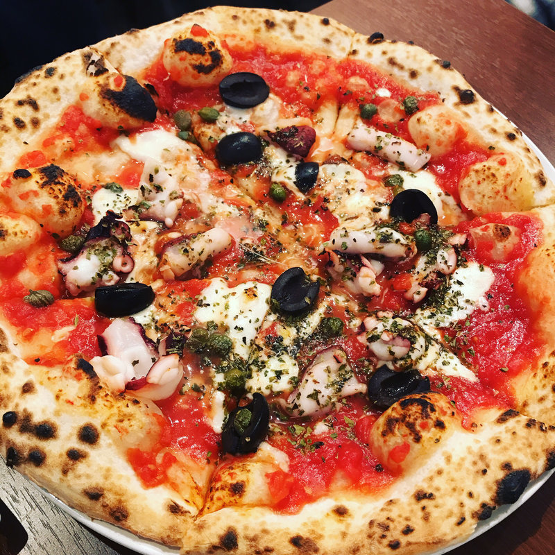 タコとケッパーとブラックオリーブのピザ(ティアブランカ)