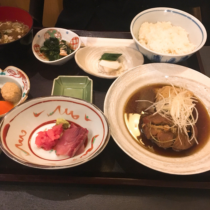焼魚御膳ランチ（肉厚の金目鯛や脂がのった銀鮭鯖など日によって異なります）(三田菊次郎)