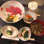 海鮮丼ランチ（限定１５食食べごたえある具沢山の丼料理長お勧め）(三田菊次郎)