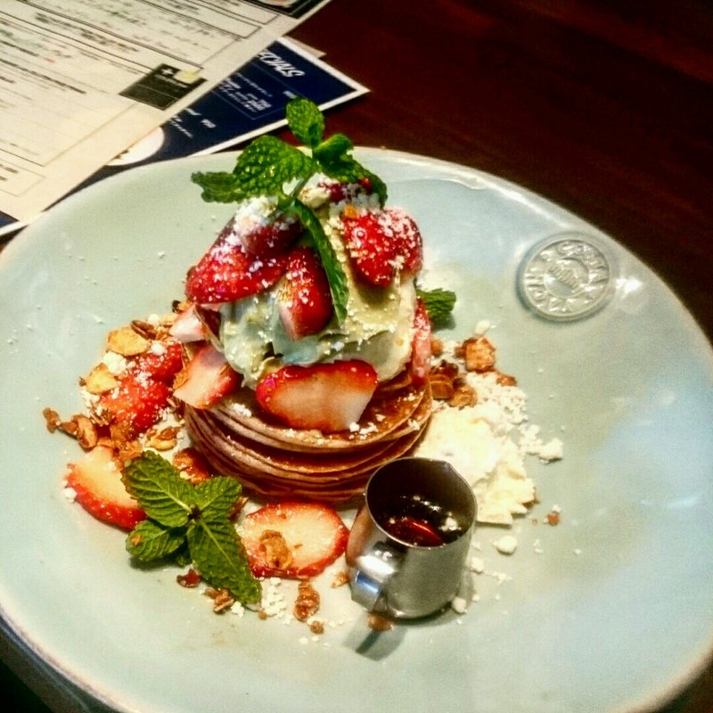 苺とピスタチオクリームのパンケーキ(グラーノ デリカテッセン バル)