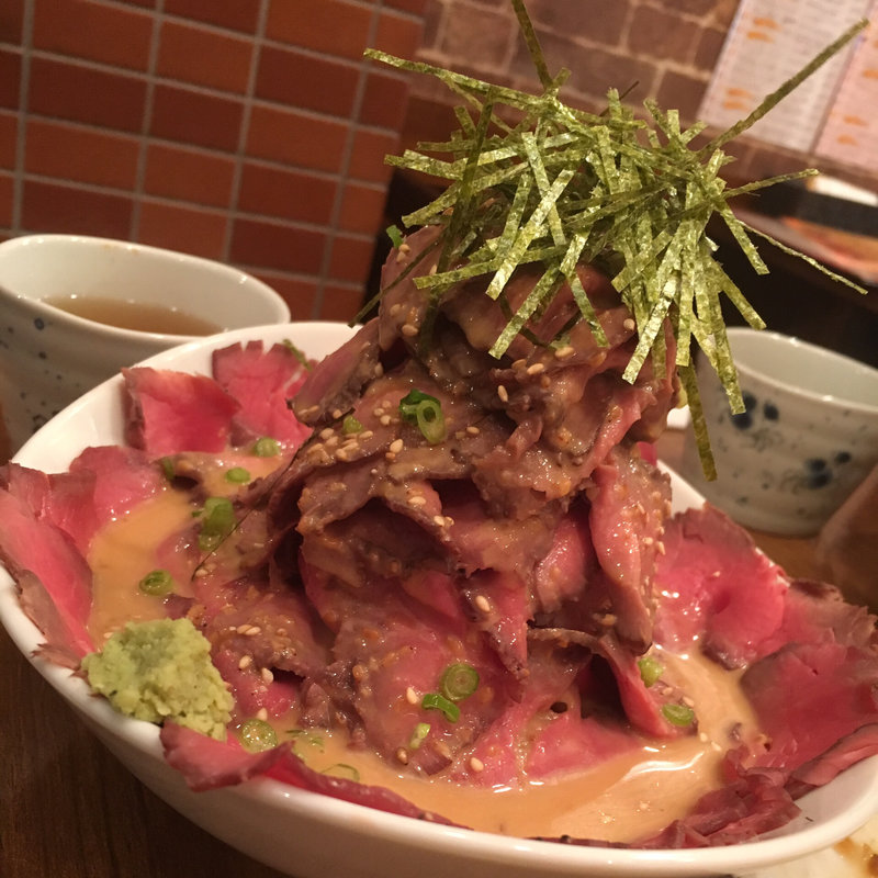 ローストビーフ丼ひつまぶし風富士山(こだわりワイン酒場ヴィンゴ 小岩店)