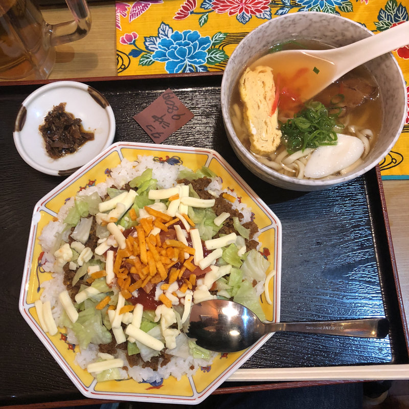 タコライスと沖縄そばセット(本くるくる)