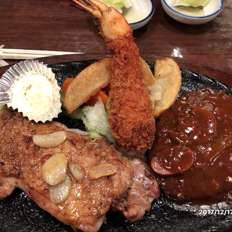 ハンバーグ、海老フライ、チキンガーリックステーキなハーフ(キムラカン （Kimura Kan）)