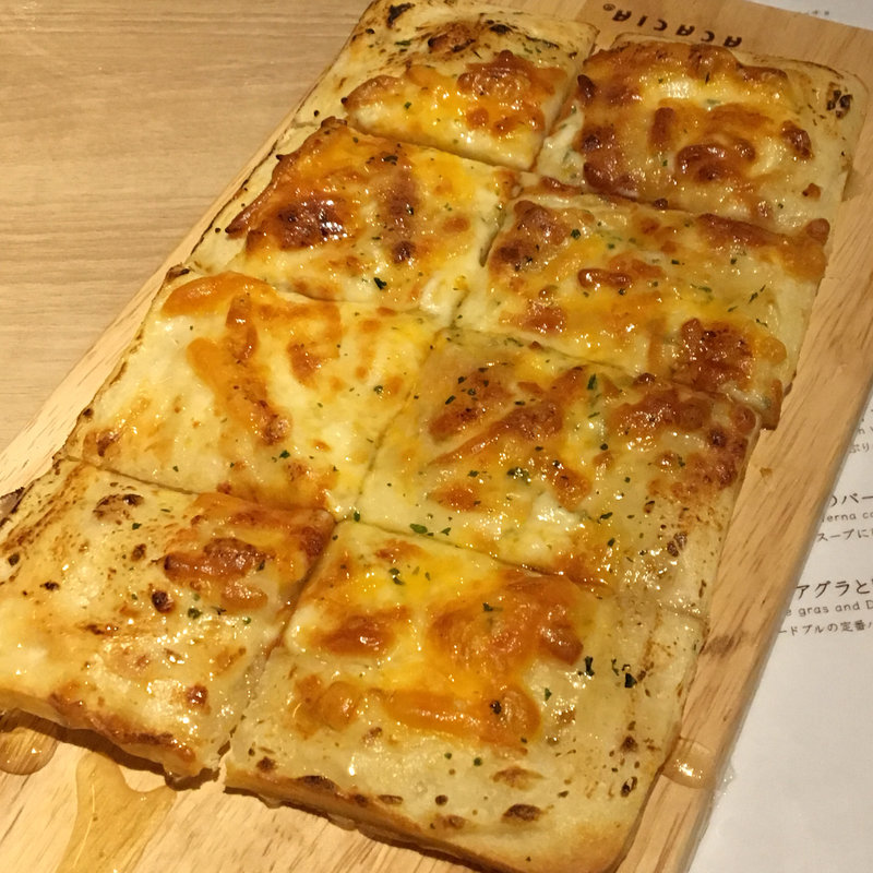 3種のチーズとはちみつのピザ(ギンザ オリーバル)