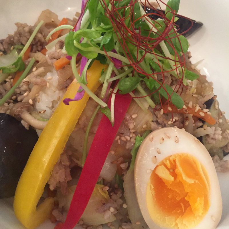 鶏ぞぼろの味噌バターどんぶり(BOWLS cafe)