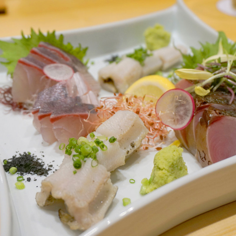 藁焼き入りお造りの盛り合わせ(博多炉端 炉邸)