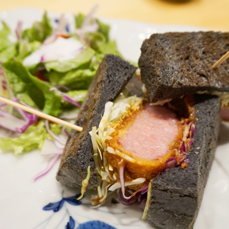 竹炭パンの雲仙ハムカツサンド(博多炉端 炉邸)