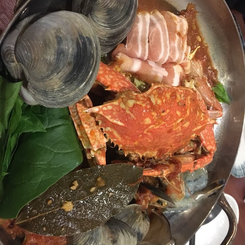 牛ホルモンと魚介のブイヤベース(房州酒場 木更津商店 )