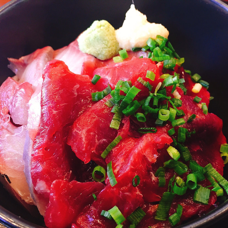 ブリとマグロノド肉の2色丼(魚菜はざま )