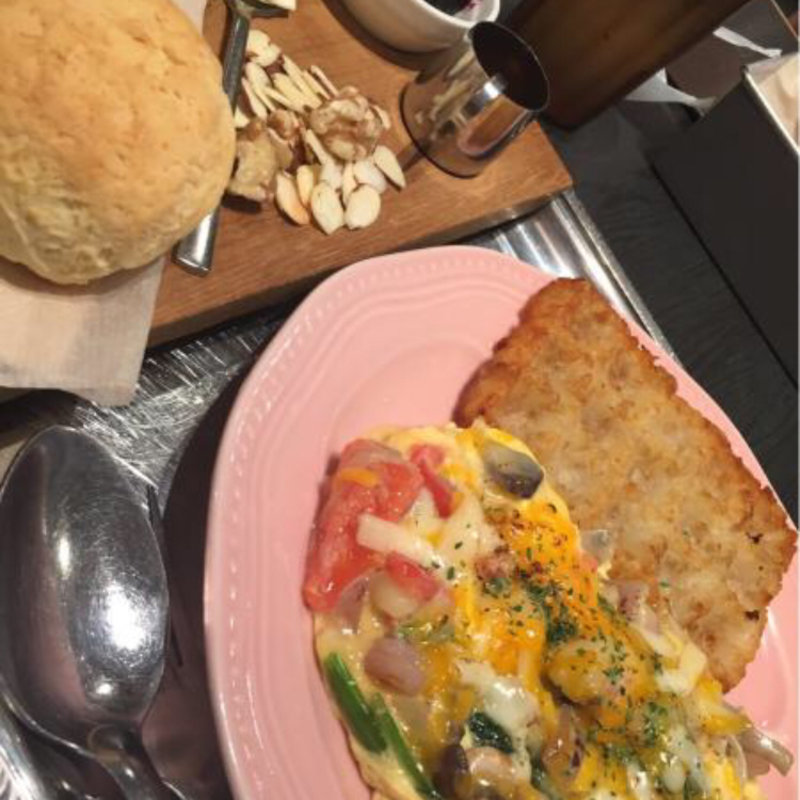 きのこオムレツプレート焼きたてビスケット付き(WIRED CAFE ルミネエスト新宿店)