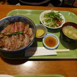 ステーキ丼(ビアレストラン 味蕾亭)