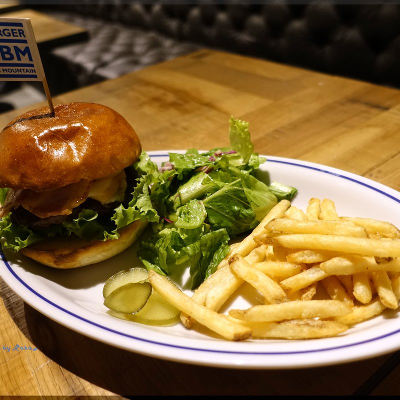 ベーコンスカルモッツァバーガー(BURGER BIG MOUNTAIN)