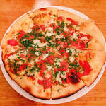 モッツァレラチーズとフレッシュトマトのピザ(サルティンボッカ （TRATTORIA SALTIMBOCCA）)