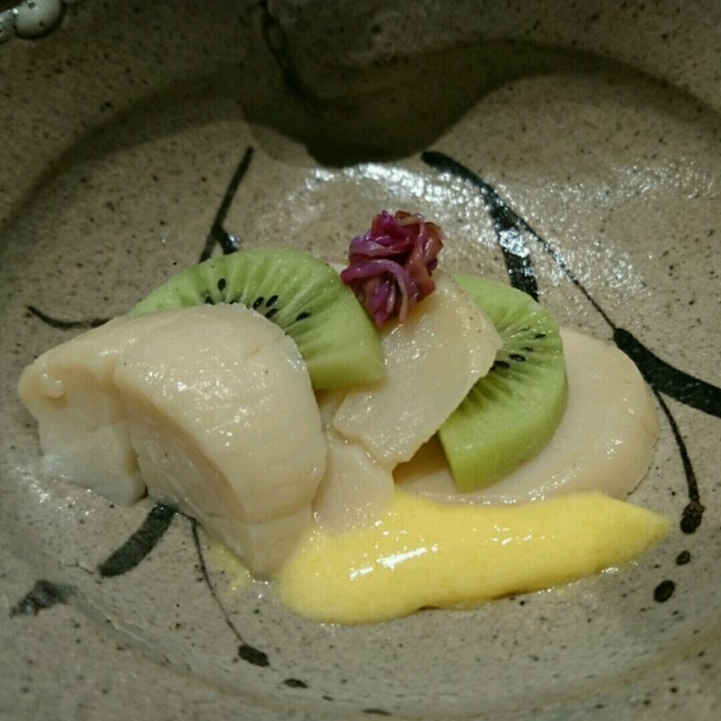 ホタテとキウイの黄身酢がけ(髙橋 謙太郎 )