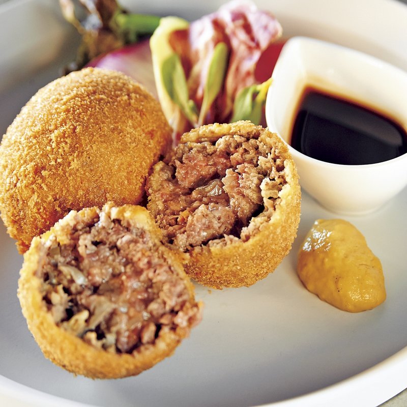 短角牛とフォアグラのメンチカツ(『ほじゃひ』広島地酒と鉄板焼の店)