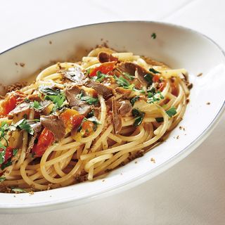 イタリア産マグロのカラスミとミニトマトのスパゲットーニ(トラットリア シチリアーナ・ドンチッチョ)