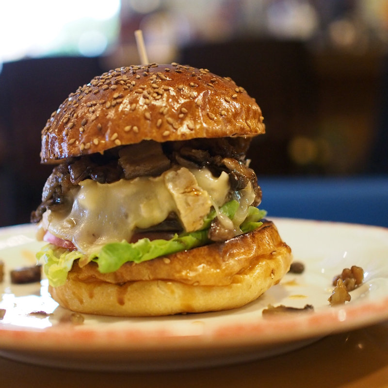 ガーリックマッシュルームチーズバーガー(Nick & Renée)