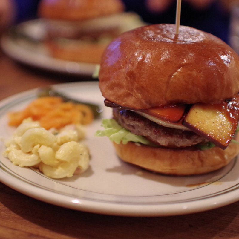 スモークチーズバーガー+ハラペーニョ(C. B. Diner Johson)