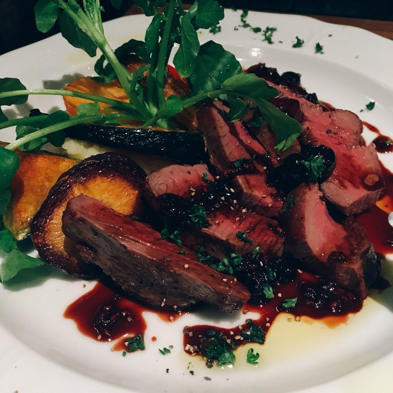 蝦夷鹿のタリアータ ベリーソース(UOKIN PICCOLO 銀座店 （ウオキン ピッコロ）)