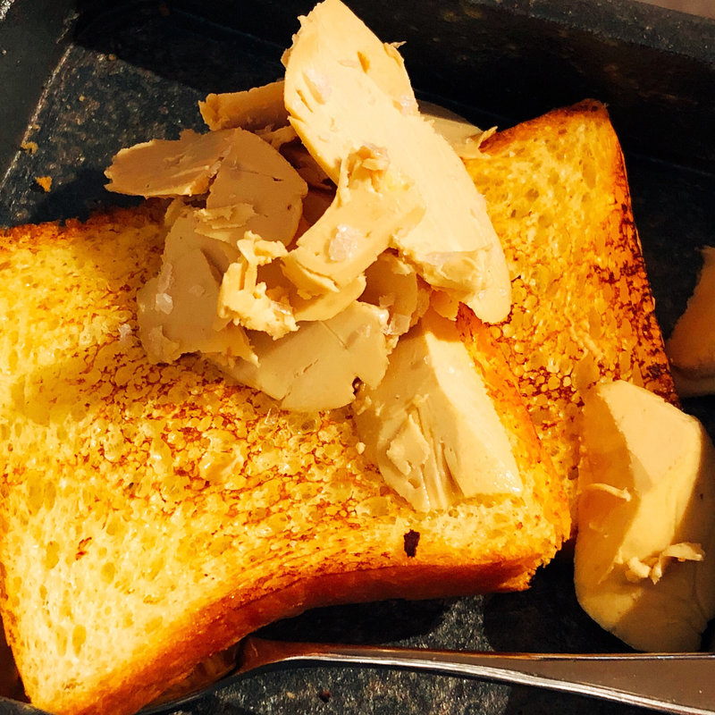 フォアグラの為に焼かれたブリオッシュとそのブリオッシュの為に作ったフォアグラバター(原価ビストロBAN！ 八丁堀)