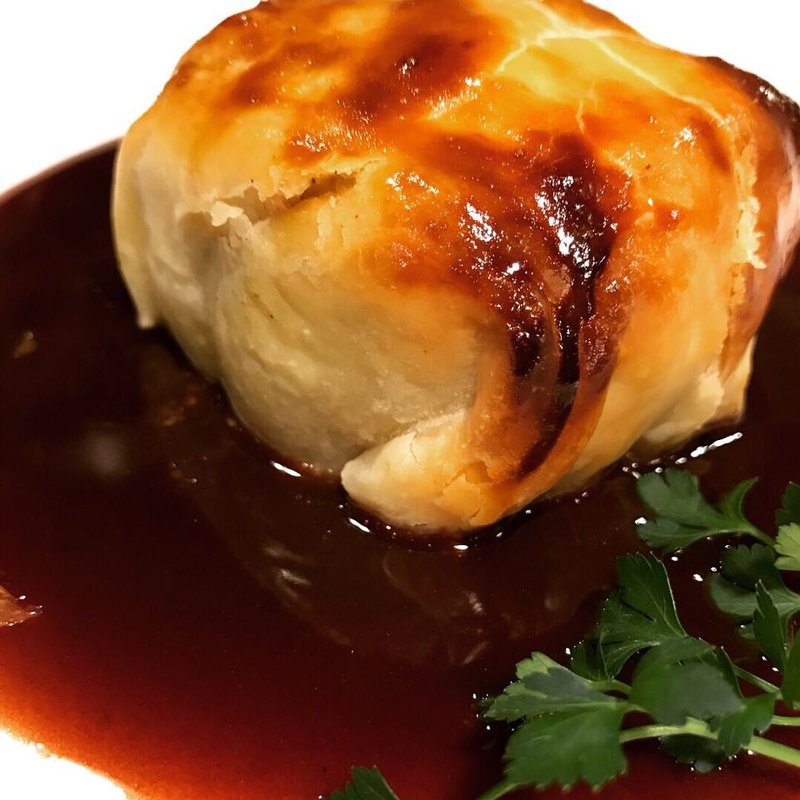 仔羊もも肉のパイ包み焼 赤ワインソース(クレッソニエール)