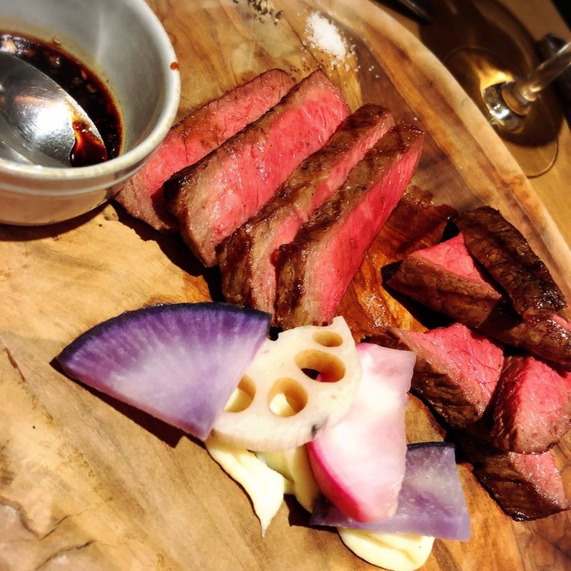 和牛もも肉のグリエ 特製たまり醤油のソースで(GULF’s transit table)