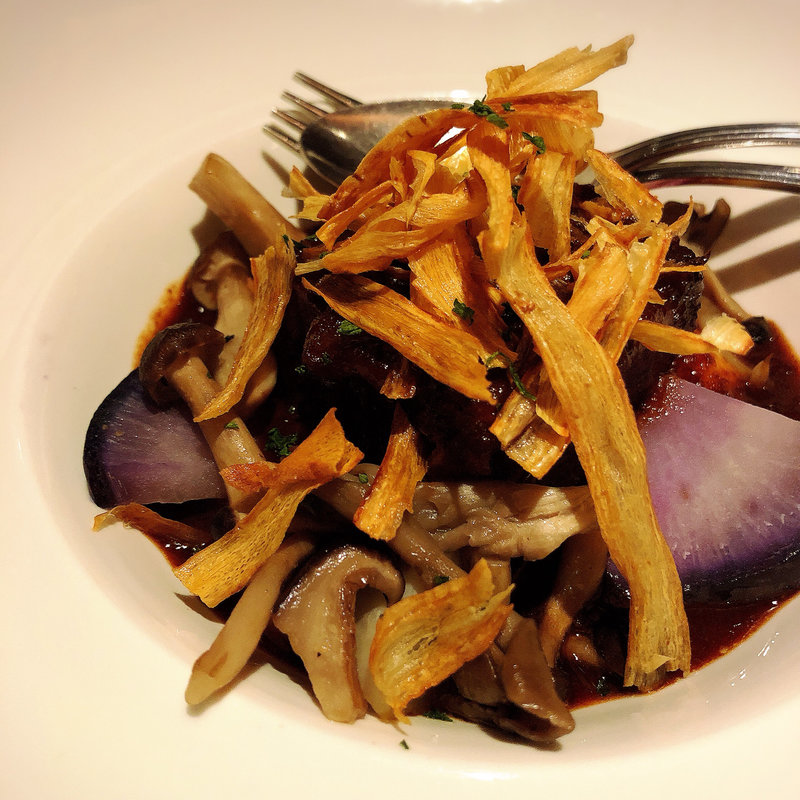 牛ほほ肉の赤ワイン煮込み トリュフ風味(GULF’s transit table)