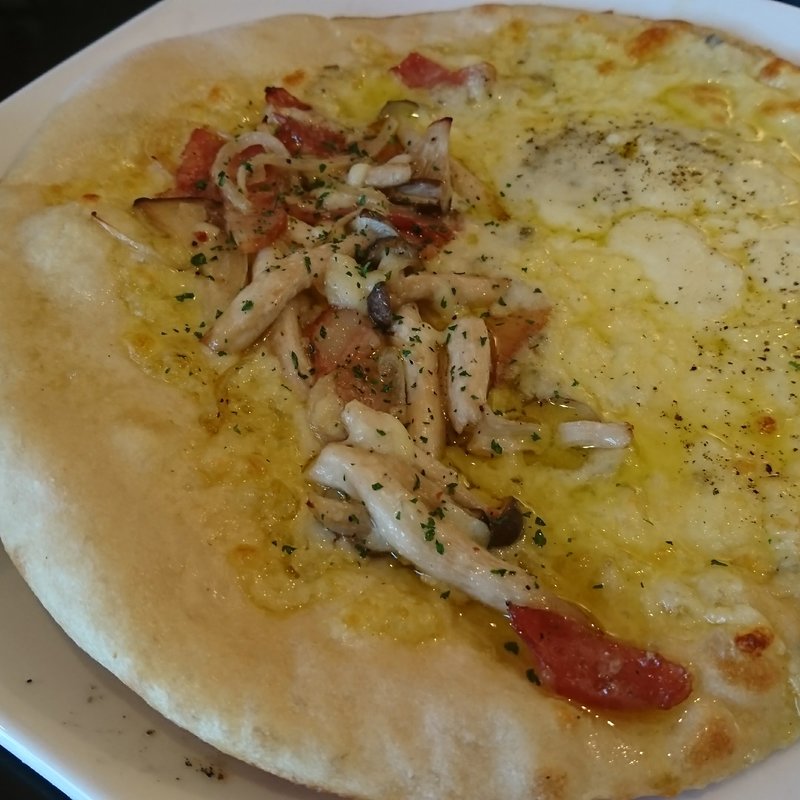 クワトロフォルマッジ&キノコとベーコン(ボスケット （Ｂｏｓｃｈｅｔｔｏ）)