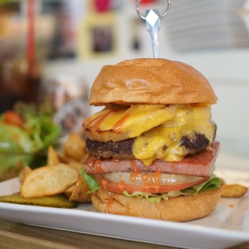 チーズスパムパイナップルバーガー (エルアダイナーコウベ （ELUA DINER -KOBE-）)