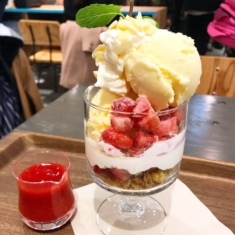 苺のパフェアフォガード(スタンダードブックストア あべの )