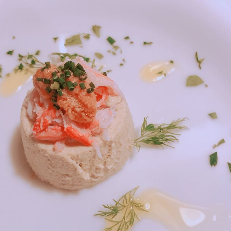 空豆のムース、蟹とウニのせ(La Lanterna di Genova)