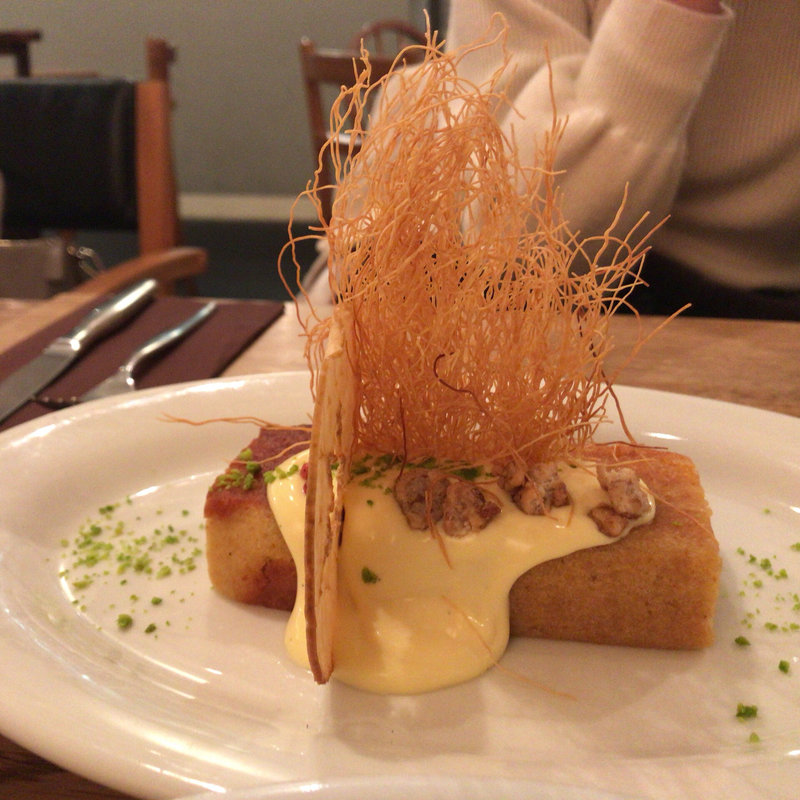 リンゴのパウンド クリスピーウォールナッツとカルバトスソース(HOFF)