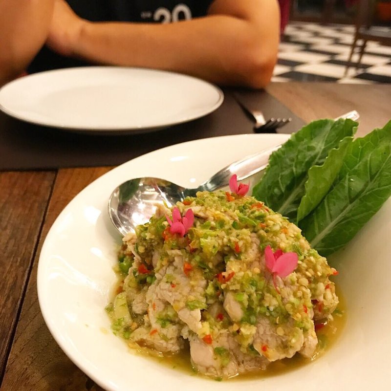 豚肉の辛いサラダ(Taling Pling)