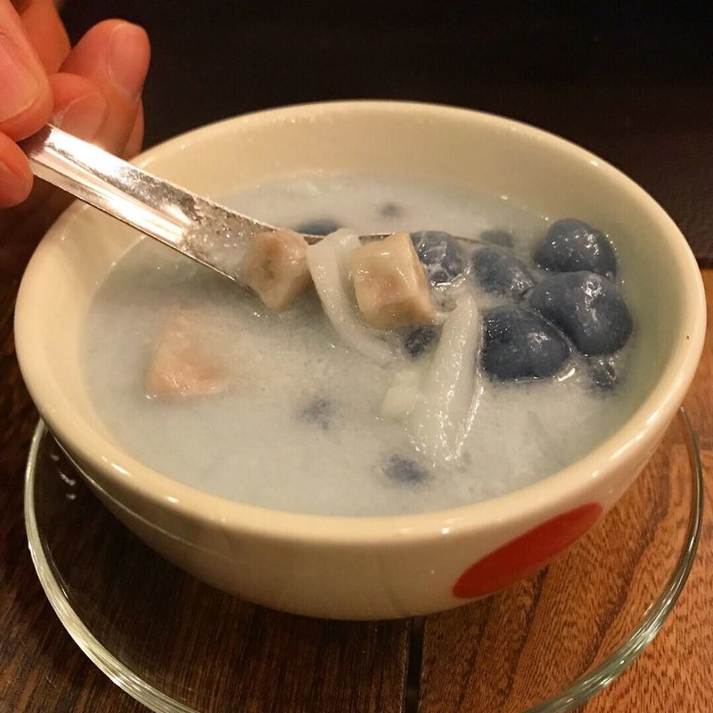 ブラックタピオカの温かいココナッツミルク(Taling Pling)