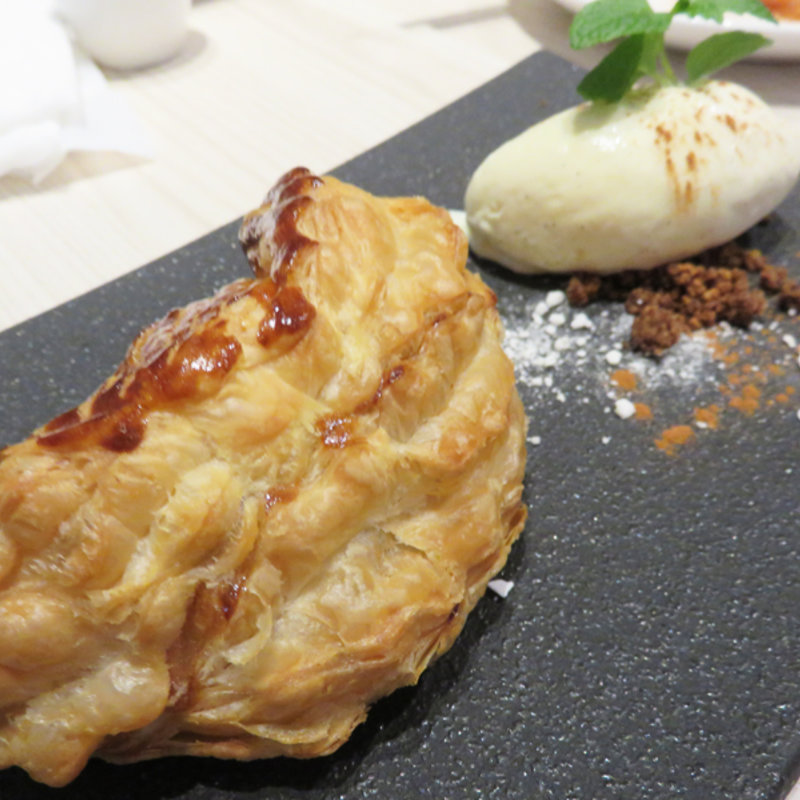 林檎のパイ包み焼き ショーソン オ ポム(俺のフレンチ)