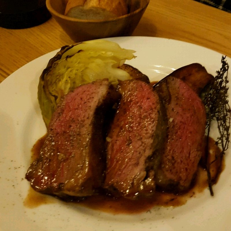 蝦夷鹿もも肉のロースト(ワイン処ビストロサンテ)