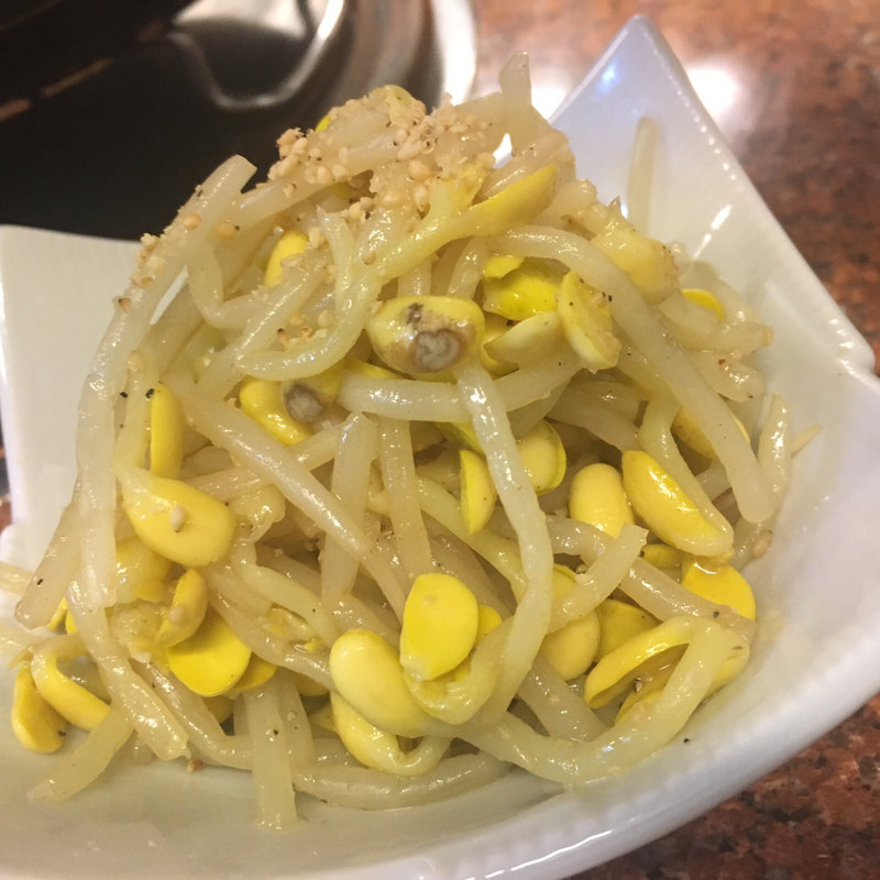 山盛りもやしナムル(炭火焼肉 矢つぐ 新小岩)