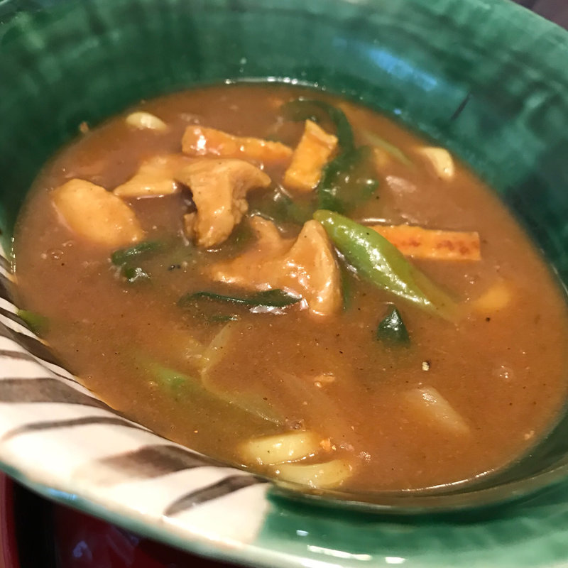 鶏肉とおあげのカレーうどん(ファーバル薬局カフェ)