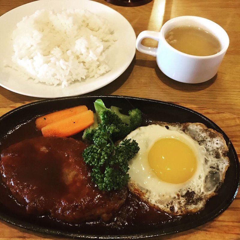 ハンバーグと目玉焼き定食(ハロー自家焙煎コーヒー 唐原店 （hello coffee）)